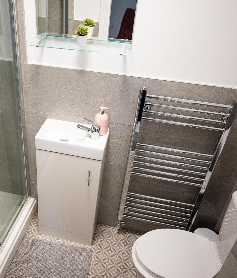 Elmo River Studios - 6 En-Suites In Wallasey - Easy Parking - Short And Long Stays Welcome 외부 사진
